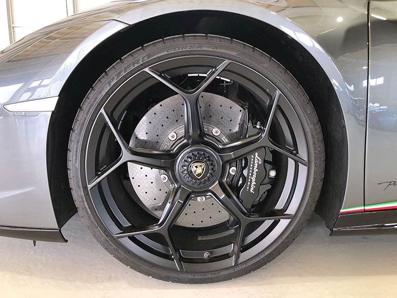ランボルギーニ ウラカン ペルフォルマンテ (LDF) 4WD - メタリックグレー Rims Loge forged 20inch with black central locking / Pirelli Pzero Corsa (19/21枚)