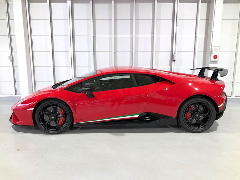 ランボルギーニ ウラカン ペルフォルマンテ (LDF) 4WD - レッド 追加されたエアロパーツがよくわかるサイドビュー (5/20枚)