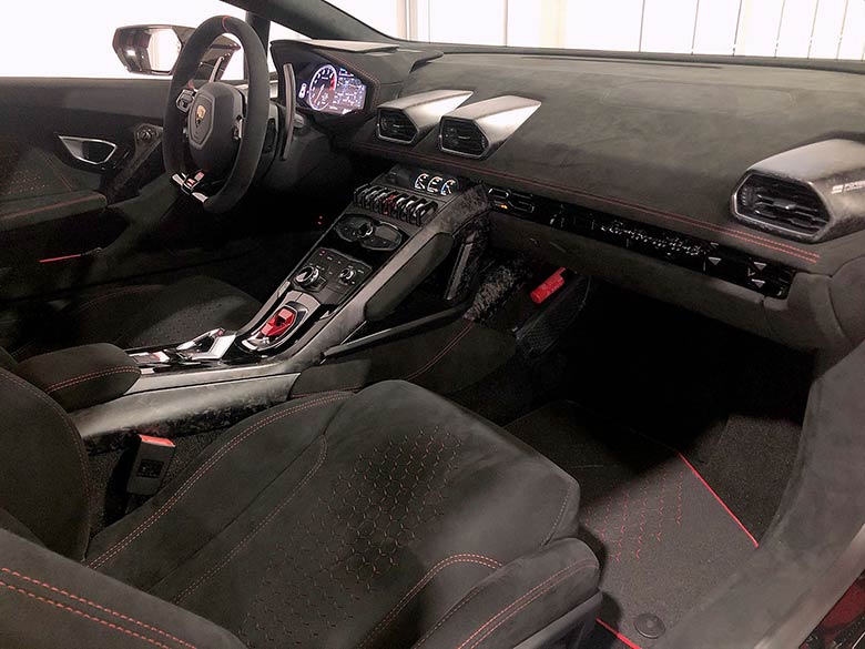 ランボルギーニ ウラカン ペルフォルマンテ (LDF) 4WD - レッド シートも状態良好です (19/20枚)