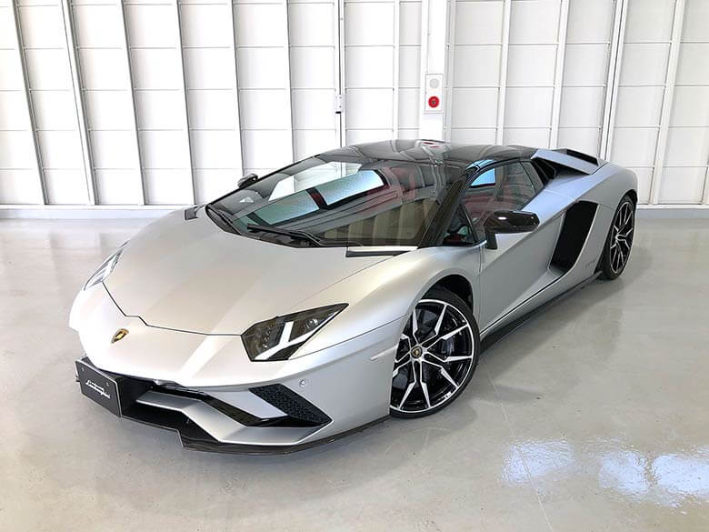 シャープなボディラインを際立たせるシルバー (2/24枚)  ランボルギーニ アヴェンタドール S ロードスター シルバー MY2018