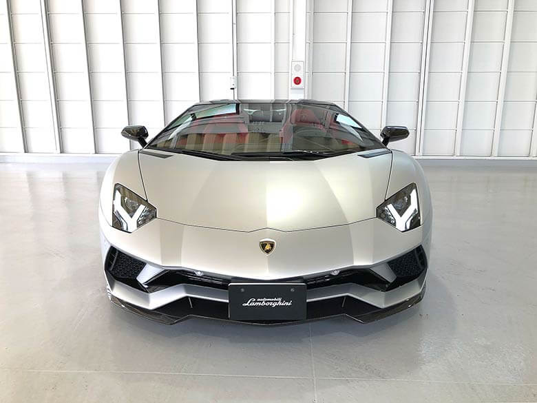 アヴェンタドール Sで変更されたフロントマスク (3/24枚) ランボルギーニ アヴェンタドール S ロードスター シルバー MY2018