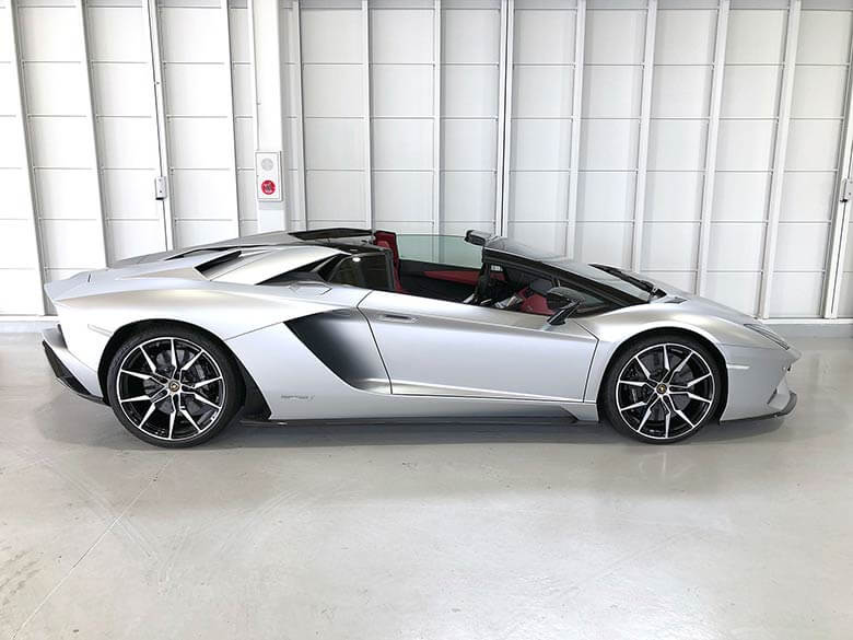 オープン状態でもランボルギーニらしさを強く主張するサイドビュー (5/24枚) ランボルギーニ アヴェンタドール S ロードスター シルバー MY2018