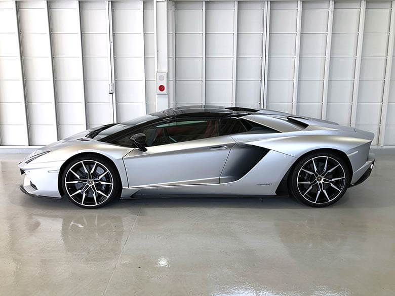 ルーフクローズ状態ではクーペモデル同様の美しいシルエット (6/24枚) ランボルギーニ アヴェンタドール S ロードスター シルバー MY2018