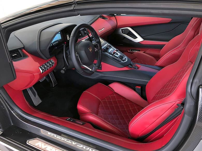 ブラック×レッドでコーディネートされたインテリア (13/24枚) ランボルギーニ アヴェンタドール S ロードスター シルバー MY2018