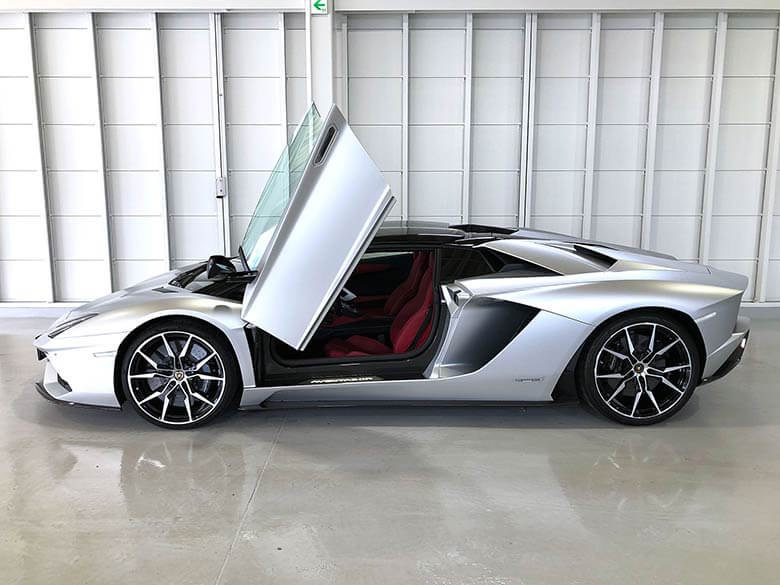 シザードアを開けた状態のサイドビュー (23/24枚) ランボルギーニ アヴェンタドール S ロードスター シルバー MY2018