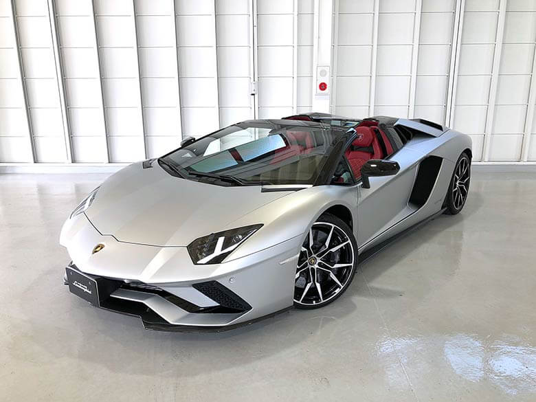 硬質なシルバーが魅力的な1台です。(24/24枚) ランボルギーニ アヴェンタドール S ロードスター シルバー MY2018