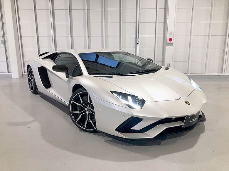 ランボルギーニ アヴェンタドール S - Balloon White(パールホワイト) MY2017 形状変更により、性能向上はもちろん、シャープさも増したフロントまわり (4/21枚)