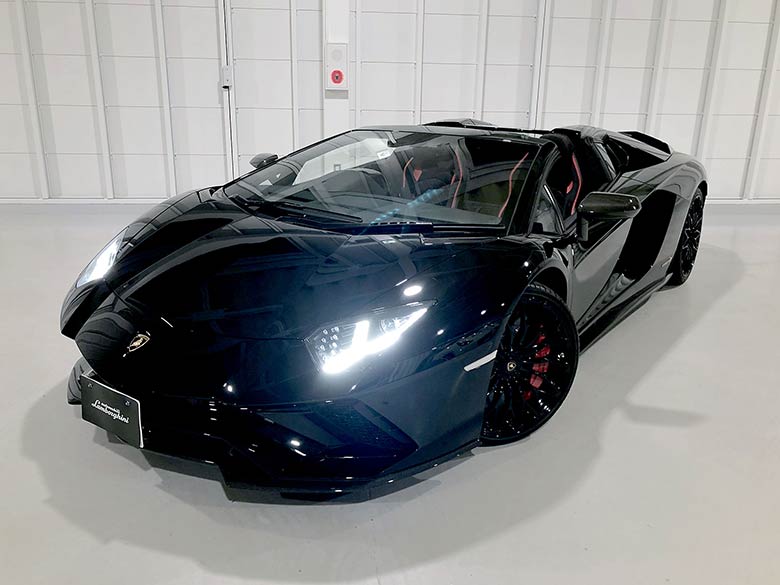シャープなボディラインを際立たせるブラック。インテリア、エクステリアとも選択可能なカーボンパーツをフル装着した特別な一台 (2/26枚)  ランボルギーニ アヴェンタドール S ロードスター ブラック MY2018