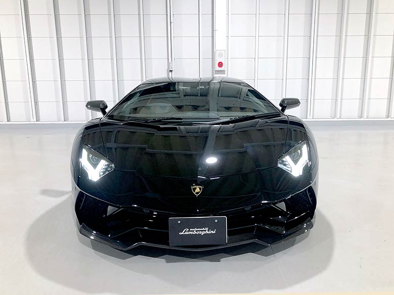 アヴェンタドール Sで変更された、牙を連想させる形状のフロントマスク (3/26枚) ランボルギーニ アヴェンタドール S ロードスター ブラック MY2018