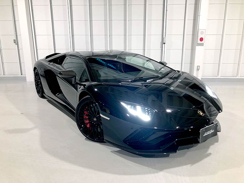 脱着式のカーボンファイバー製デタッチャブルルーフを備えた、タルガトップタイプのオープンモデル (4/26枚) ランボルギーニ アヴェンタドール S ロードスター ブラック MY2018