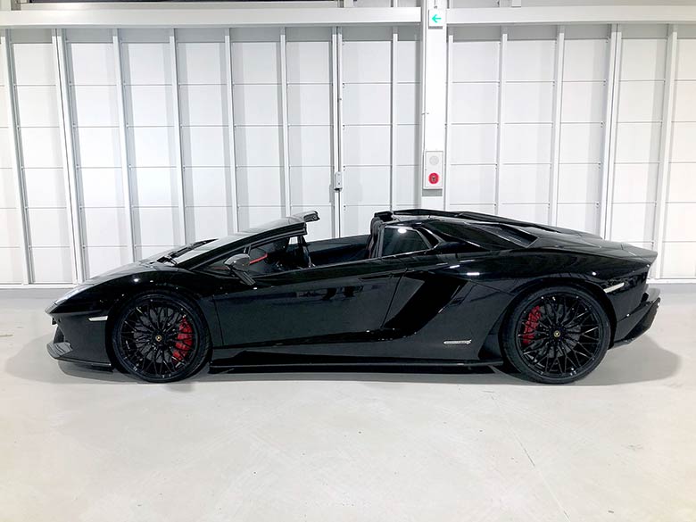オープン状態でもランボルギーニらしさを強く主張するサイドビュー (6/26枚) ランボルギーニ アヴェンタドール S ロードスター ブラック MY2018