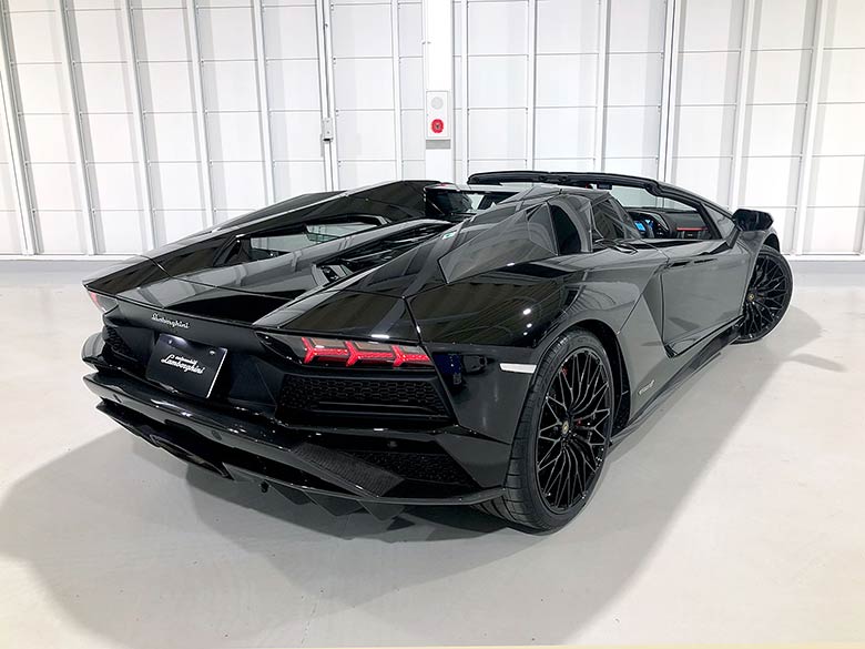 水平にショックアブソーバーを配置する、プッシュロッド式のダブルウィッシュボーンサスペンションを前後に採用 (7/26枚) ランボルギーニ アヴェンタドール S ロードスター ブラック MY2018