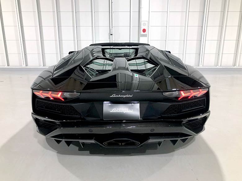 ディフューザーや各部インテークもカーボン化。リヤビューカメラを装備。 (8/26枚) ランボルギーニ アヴェンタドール S ロードスター ブラック MY2018