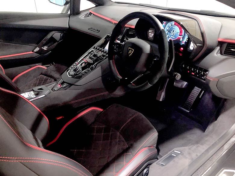 室内もカーボンファイバーパーツが至るところに装着されています。 (12/26枚) ランボルギーニ アヴェンタドール S ロードスター ブラック MY2018