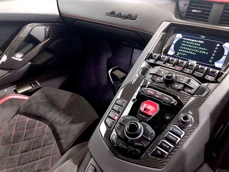 センターコンソールにもカーボンが (13/26枚) ランボルギーニ アヴェンタドール S ロードスター ブラック MY2018