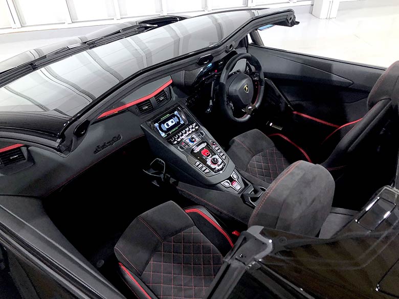 オプションのアルカンターラインテリアも選択されています。 (14/26枚) ランボルギーニ アヴェンタドール S ロードスター ブラック MY2018