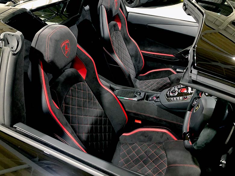 インテリアはブラック×レッドのカラースキーム (15/26枚) ランボルギーニ アヴェンタドール S ロードスター ブラック MY2018