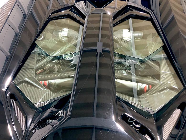 ガラスボンネットからは巨大なV12エンジンと各所がカーボン化されたエンジンベイが覗きます。 (17/26枚) ランボルギーニ アヴェンタドール S ロードスター ブラック MY2018