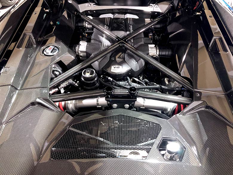 エンジンルーム内各所も至るところまでカーボン化されています。 (18/26枚) ランボルギーニ アヴェンタドール S ロードスター ブラック MY2018