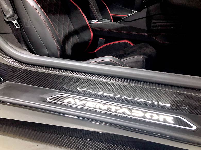 サイドシル部にもカーボンファイバーのパーツがあしらわれています。 (20/26枚) ランボルギーニ アヴェンタドール S ロードスター ブラック MY2018