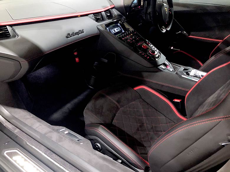 助手席前にはランボルギーニロゴが。各所に装備されたカーボンパーツも確認できます。 (21/26枚) ランボルギーニ アヴェンタドール S ロードスター ブラック MY2018