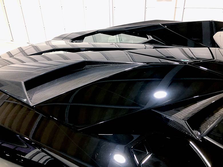 リヤのエアインテーク部もカーボンファイバーパーツに変更されています。 (23/26枚) ランボルギーニ アヴェンタドール S ロードスター ブラック MY2018