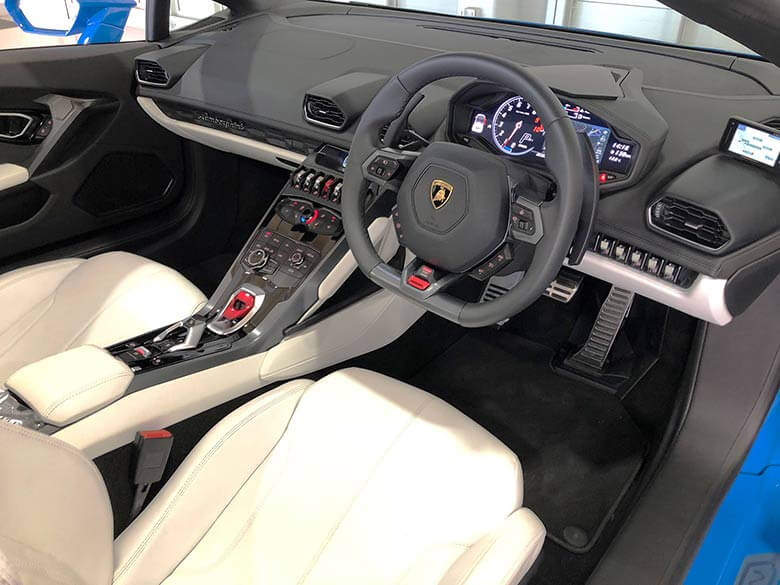 ランボルギーニ ウラカンスパイダーRWD (LDF) - ブルー インテリアはブラック×ホワイトのコーディネート (13/22枚)