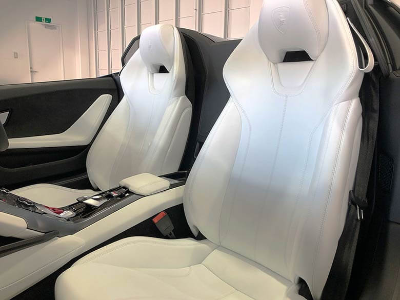 ランボルギーニ ウラカンスパイダーRWD (LDF) - ブルー ヘッドレストにはランボルギーニのシールドが (14/22枚)