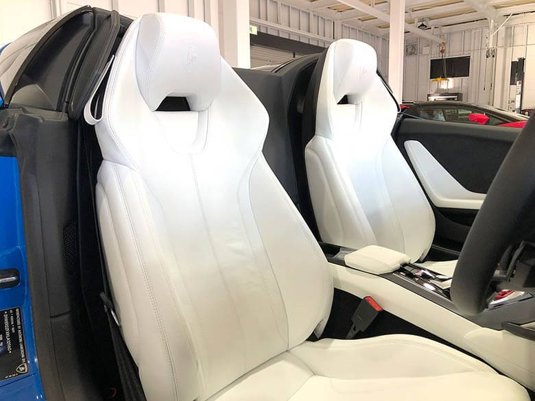 ランボルギーニ ウラカンスパイダーRWD (LDF) - ブルー ホワイトのシートは状態もよいです (16/22枚)