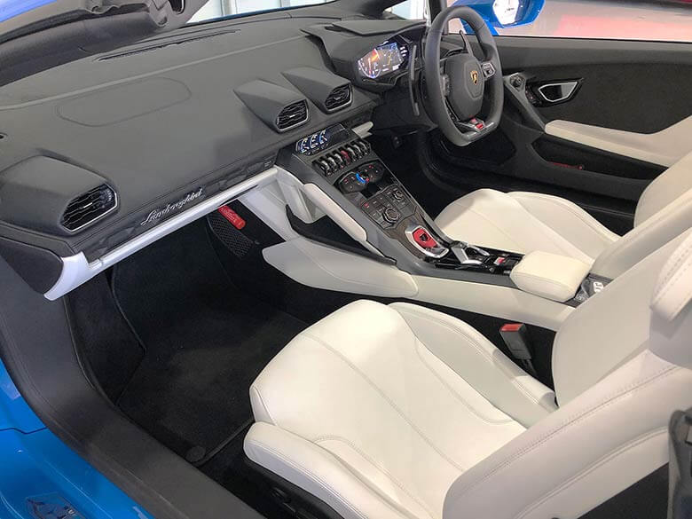 ランボルギーニ ウラカンスパイダーRWD (LDF) - ブルー  インテリアはブラック×ホワイトのコーディネート (17/22枚)