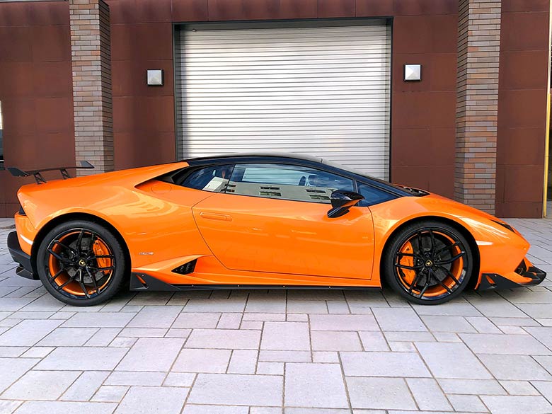 ランボルギーニ ウラカン LP610-4 (LDF) 4WD - オレンジ オレンジ×ブラックのコントラストが映えるサイドビュー (22/29枚)