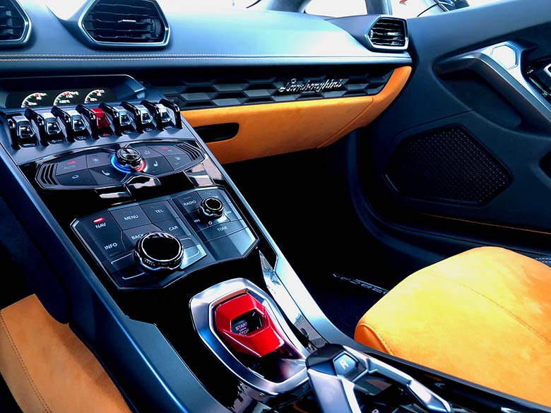 ランボルギーニ ウラカン LP610-4 (LDF) 4WD - オレンジ エンジンスタートスイッチが目立つセンターコンソール (24/29枚)