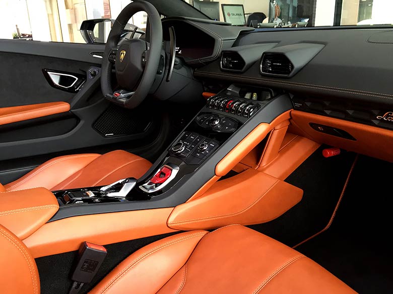 ランボルギーニ ウラカン スパイダー LP610-4 (LDF) 4WD - Grigio Lynx グレーメタリック オープンカーでは目立つインテリア。ブラック×タンのコーディネート (11/26枚)