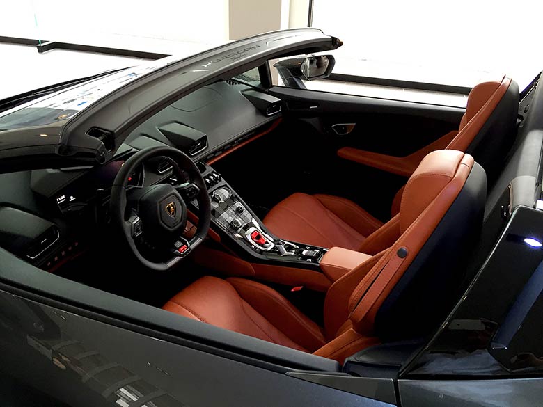 ランボルギーニ ウラカン スパイダー LP610-4 (LDF) 4WD - Grigio Lynx オープンカーでは目立つインテリア。ブラック×タンのコーディネート (21/26枚)