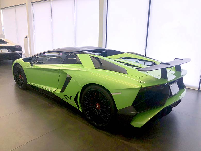 ボディサイドで主張する「LP750 SV」エンブレム(8/20枚) ランボルギーニ アヴェンタドール SV ロードスター Verde Ithaca(グリーンパール)  MY2016