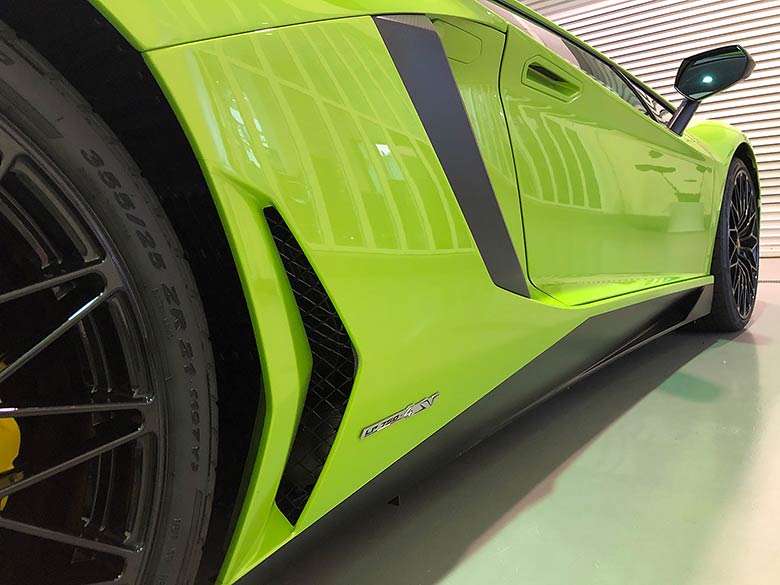 ボディサイドで主張する「LP750 SV」エンブレム(7/20枚) ランボルギーニ アヴェンタドール SV LP750-4 Verde Ithaca（グリーンパール）  MY2017