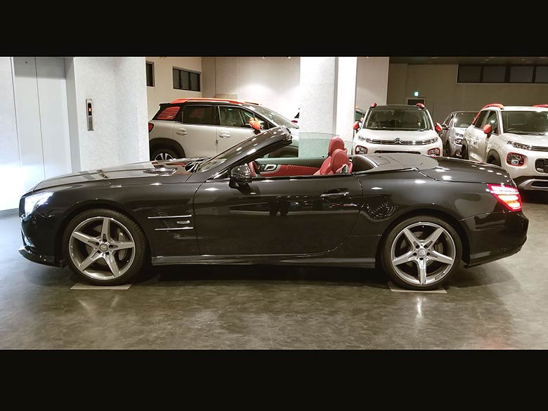メルセデス・ベンツ SL550 エディション 1 - ブラックメタリック ルーフオープン。「バリオルーフ」の開閉もスムースです。 (4/12枚)