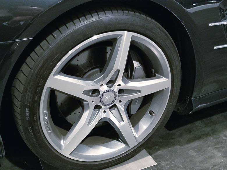 メルセデス・ベンツ SL550 エディション 1 - ブラックメタリック ホイールやタイヤショルダーの痛みも非常に少なく、丁寧に乗られていたことが伺えます。 (10/12枚)