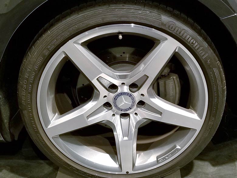 メルセデス・ベンツ SL550 エディション 1 - ブラックメタリック AMGホイールが標準装備されています。 (11/12枚)