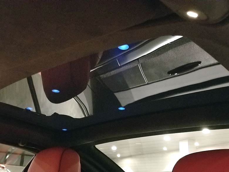 メルセデス・ベンツ SL550 エディション 1 - ブラックメタリック 可動式ルーフ「バリオルーフ」は、グラスルーフ部分の濃淡をボタンひとつで切り替えられます。 (12/12枚)